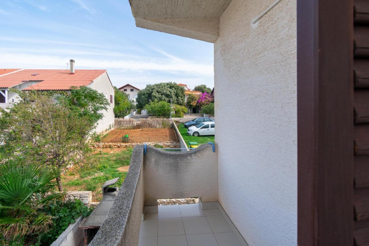 Apartments By The Sea Mandre, Pag - 3084 Kolan Exterior foto